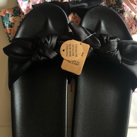 🛑⚠️ SOLD 6.1.22 ⚠️🛑
VS comfy sole black satin bow with flowered carry bag NWT - Picture 2 of 8